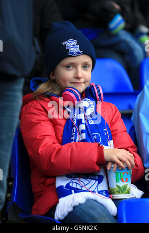 Ein junger Fan von Birmingham City steigt vor dem Spiel in die Atmosphäre Stockfoto