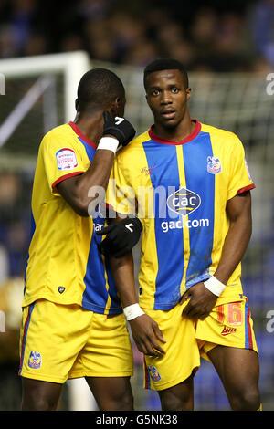 Die Kristallpalasts Yannick Bolasie (links) und Wilfried Zaha bilden eine Verteidigungsmauer Stockfoto