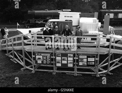 Earl Mountbatten aus Burma am Mikrofon, als er Ehrengast bei der Übergabe an das Montagu Motor Museum auf dem Gelände des Hampshire-Hauses von Lord Montagu in Beaulieu war, dem ersten Luftkissenboot der Welt (im Hintergrund). Stockfoto