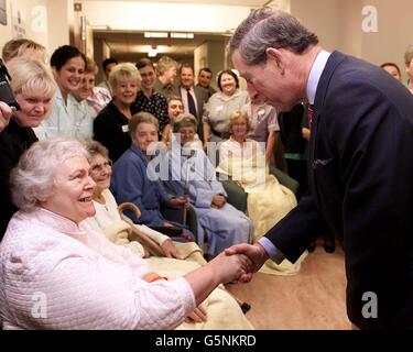 Der Prinz von Wales trifft Patienten auf der Leberkrebsstation während eines Besuchs im Universitätskrankenhaus Aintree in Liverpool. Stockfoto