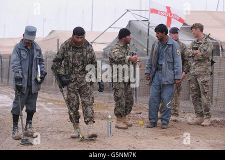 Sergeant Waysiddin (Mitte) lehrt Mitglieder der afghanischen Nationalarmee, der afghanischen Nationalpolizei und der afghanischen Uniform Police Möglichkeiten zur Erkennung improvisierter Sprengkörper (IEDs). Stockfoto