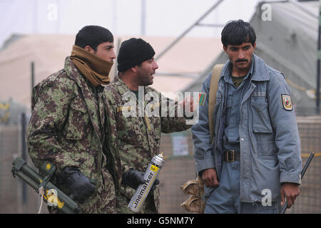 Sergeant Waysiddin (Mitte) unterrichtet Mitglieder der afghanischen Nationalarmee, der afghanischen Nationalpolizei und der afghanischen Uniform Police über Möglichkeiten, improvisierte Sprengkörper (IEDs) bei FOB Shawqat, Provinz Helmand, Afghanistan, zu erkennen. Stockfoto