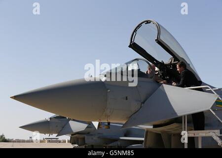 Premierminister David Cameron spricht im Cockpit eines Taifun-Kampfflugzeugs während eines Besuchs in Muscat, Oman, mit Militärpersonal. Stockfoto