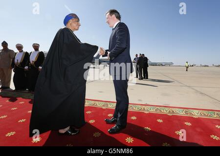 Omans Sultan Qaboos bin Said (links) begrüßt Premierminister David Cameron in Muscat, Oman. Stockfoto