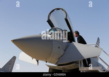 Premierminister David Cameron blickt bei einem Besuch in Maskat, Oman, in das Cockpit eines Taifun-Kampfjets. Stockfoto