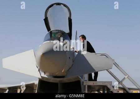 Premierminister David Cameron spricht bei einem Besuch in Muscat, Oman, mit einem Flieger im Cockpit eines Taifun-Kampfjets. Stockfoto