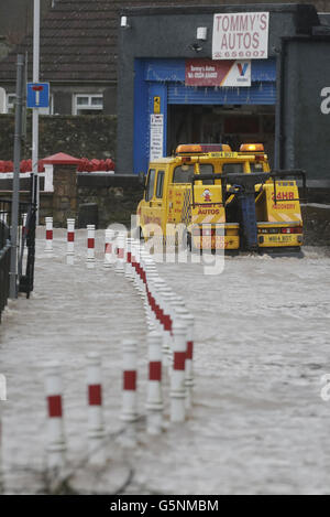 Die Szene bei Tommy's Autos in Cupar, Schottland, nachdem der Fluss Eden seine Ufer nach anhaltenden starken Regen platzte. Stockfoto