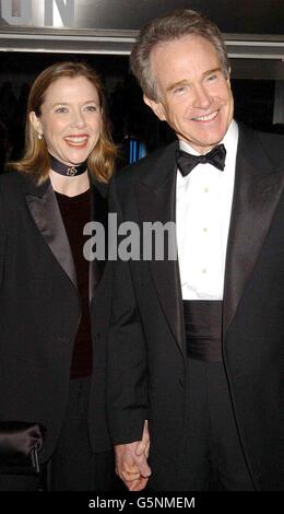 Warren Beatty und seine Frau Annette Bening kommen für die Orange British Academy Film Awards im Odeon-Kino am Londoner Leicester Square an. Stockfoto