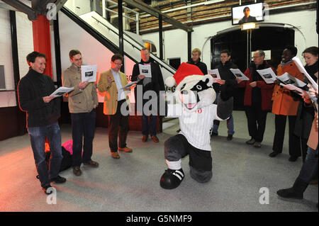 Fußball - Fulham FC - Weihnachten im Cottage - Craven Cottage. Billy the Badger dirigiert Lieder, die während der Weihnachtszeit im Cottage vom Chor gesungen werden Stockfoto