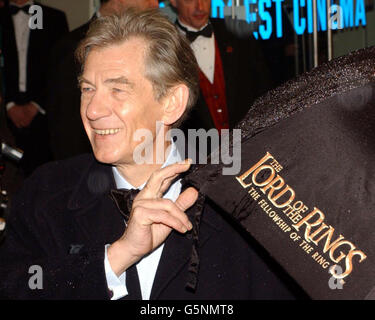 Sir Ian McKellen kommt für die Orange British Academy Film Awards im Odeon Kino am Leicester Square in London an. Stockfoto