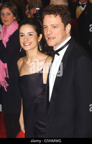 Der Schauspieler Colin Firth und seine Frau Livia kommen für die Orange British Academy Film Awards im Odeon Kino am Leicester Square in London an. Stockfoto