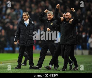 Manchester City Manager Roberto Mancini feiert den späten Sieger Gareth Brry, mit Assistent Brian Kidd (Mitte) und dem ersten Teamtrainer David Platt (rechts) auf der Touchline Stockfoto