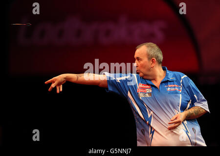 Phil Taylor im Einsatz gegen Robert Thornton während der World Darts Championship Ladbrokes.com im Alexandra Palace, London. Stockfoto