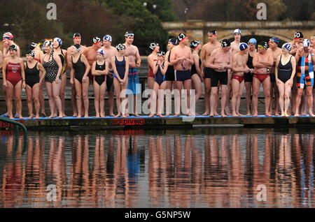 Serpentin Xmas-schwimmen Stockfoto