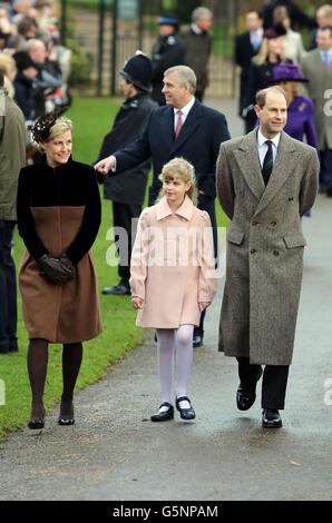 Der Graf und Sophie, die Gräfin von Wessex, besuchen mit ihrer Tochter Lady Louise die St. Mary Magdalene Church auf dem königlichen Anwesen in Sandringham, Norfolk, für den traditionellen Weihnachtsgottesdienst. Stockfoto