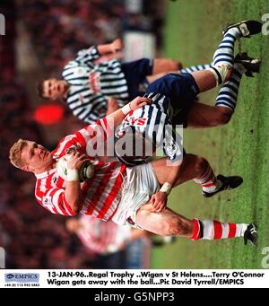 13-JAN-96. Regal Trophy ..Wigan gegen St Helens. Terry O'Connor Wigan kommt mit dem Ball weg Stockfoto