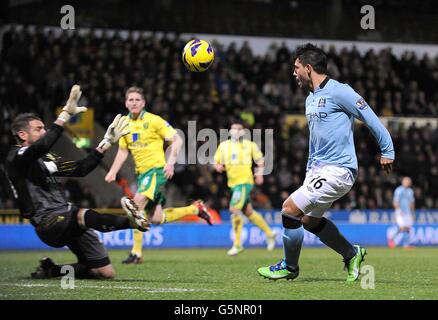 Fußball - Barclays Premier League - Norwich City / Manchester City - Carrow Road. Sergio Aguero von Manchester City (rechts) schießt, um das dritte Tor seines Teams zu erzielen Stockfoto