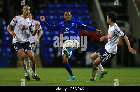 Fußball - npower Football League Championship - Bolton Wanderers gegen Birmingham City - Reebok Stadium. Darren Pratley von Bolton Wanderers (links) und C.Y Lee (rechts) kämpfen mit der Robbie Hall von Birmingham City (Mitte) um den Ball Stockfoto