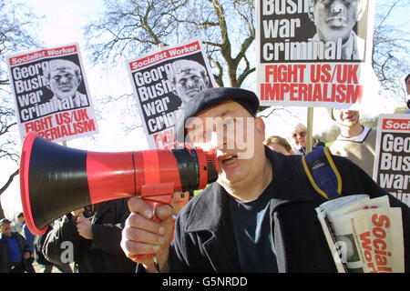 Fred Fitton nimmt an einem Antikriegsprotest Teil, um gegen den Konflikt mit Afghanistan zu demonstrieren, und zwar in der Speakers Corner im Hyde Park, London. Der marsch ist für den Trafalgar Square vorgesehen. Stockfoto