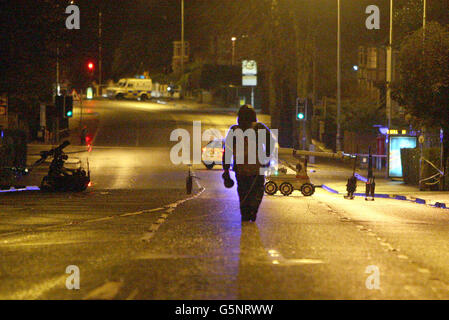 Ein Experte für die Entsorgung von Armeebomben zieht ein, um eine Sprengfalle zu untersuchen, die unter einem Polizeiauto in Belfast gefunden wurde. Stockfoto