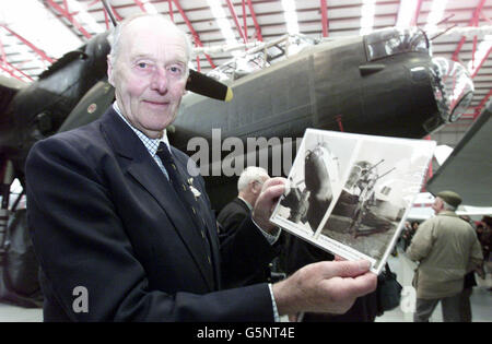Jim McGillivray, Flight Sgt. In der 115 Squadron, mit Bildern von sich selbst vor einem Lancaster während des Krieges, während der Feierlichkeiten zum 60. Jahrestag der Missionen des Flugzeugs im Zweiten Weltkrieg, im Duxford Air Museum, Cambridgeshire. * RAF-Veteranen kritisierten das Versagen des Verteidigungsministeriums, die Leistungen des Bomberkommandos anzuerkennen, und waren der Meinung, dass den Besatzungen trotz der Kontroverse, die durch die Anzahl der bei den Bombenangriffen über Deutschland getöteten Zivilisten verursacht wurde, Wahlkampfmedaillen verliehen werden sollten, Die als ein entscheidender Beitrag zum Sieg der Alliierten angesehen werden. Stockfoto