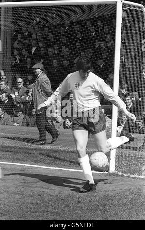 Gordon Banks in Aktion, einer der Torhüter in Englands 28-Spieler-Kader für die Weltmeisterschaft in Mexiko. Banks war der am meisten bedeckte englische Torhüter aller Zeiten. Stockfoto