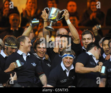 Oxford Captain John Carter (Mitte) hebt die Varsity Trophy während des Oxford Cambridge Varsity Spiels im Twickenham Stadium, London. Stockfoto