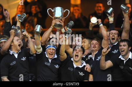 Rugby Union - 2012 Varsity Match - Oxford gegen Cambridge - Twickenham Stadium. Das Oxford-Team hebt die Varsity Trophy während des Oxford Cambridge Varsity-Spiels im Twickenham Stadium, London. Stockfoto