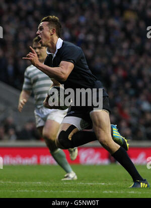 Rugby Union - 2012 Varsity Match - Oxford gegen Cambridge - Twickenham Stadium. Charlie Marr von Oxford auf dem Weg zum dritten Anprobieren während des Oxford Cambridge Varsity-Spiels im Twickenham Stadium, London. Stockfoto