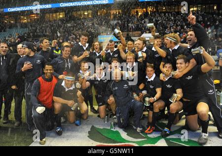 Das Oxford-Team feiert den Sieg beim Oxford Cambridge Varsity-Spiel im Twickenham Stadium, London. Stockfoto