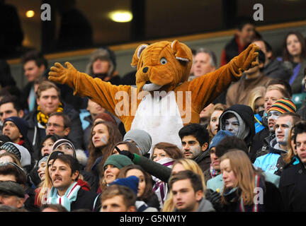 Ein Maskottchen auf der Tribüne während des Oxford Cambridge Varsity-Spiels im Twickenham Stadium, London. Stockfoto