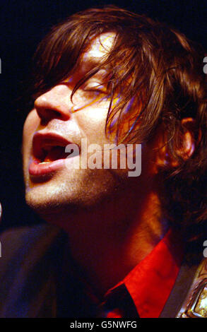 DER US-Sänger Ryan Adams tritt im Rahmen der NME Carling Awards Shows im Astoria im Zentrum von London auf. Stockfoto