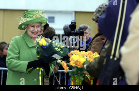 Die Königin vor dem neuen Macmillan Cancer Care Hospital im Queen Elizabeth Hospital in Kings Lynn, Norfolk, zum 50. Jahrestag ihrer Thronbesteigung. Der Vater der Königin, König Georg VI., starb am 52 und läutete den Beginn der elisabethanischen Ära ein. Stockfoto