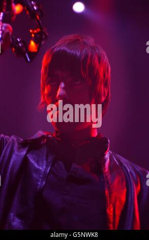 Oasis Frontmann Liam Gallagher tritt bei einem Spendenkonzert zugunsten des Teenage Cancer Trust auf der Bühne der Royal Albert Hall in London auf. Stockfoto