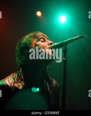 Oasis Frontmann Liam Gallagher tritt bei einem Spendenkonzert zugunsten des Teenage Cancer Trust auf der Bühne der Royal Albert Hall in London auf. Stockfoto