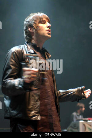 Oasis Frontmann Liam Gallagher tritt bei einem Spendenkonzert zugunsten des Teenage Cancer Trust auf der Bühne der Royal Albert Hall in London auf. Stockfoto