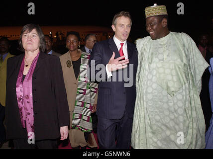 Der britische Premierminister Tony Blair wird in Begleitung der Sekretärin für internationale Entwicklung, Clare Short, links, am ersten Tag seines viertägigen Besuchs in Westafrika von der nigrischen Außenministerin Sule Lamido in Abuja begrüßt. Stockfoto