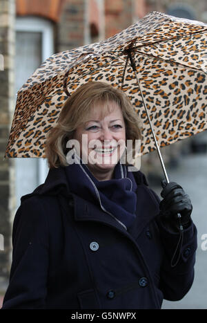 Ann Barnes, Kents neue Polizei- und Kriminalkommissarin, kommt in Folkestone, Kent, an, um im Rahmen ihrer Outreach Bus Community Tour mit den Bürgern in Dörfern und Städten im ganzen Land zu sprechen. Stockfoto