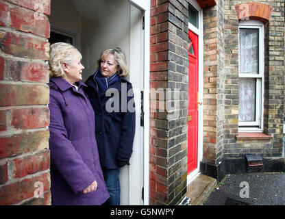 Ann Barnes, Kents neue Polizei- und Kriminalkommissarin, spricht mit June Jameson in Folkestone, Kent, als Teil ihrer Outreach Bus Community Tour, um sich mit Mitgliedern der Öffentlichkeit in Dörfern und Städten im ganzen Land zu engagieren. Stockfoto