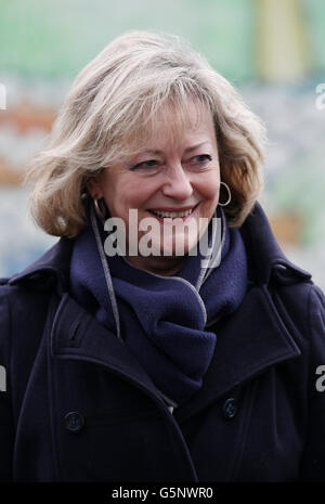 Ann Barnes, Kents neue Polizei- und Kriminalkommissarin, kommt in Folkestone, Kent, an, um im Rahmen ihrer Outreach Bus Community Tour mit den Bürgern in Dörfern und Städten im ganzen Land zu sprechen. Stockfoto