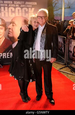 Sir Anthony Hopkins und Dame Helen Mirren (links) bei der Premiere von Hitchcock im BFI Southbank, London. Stockfoto