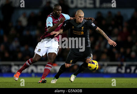 Fußball - Barclays Premier League - West Ham United / Liverpool - Upton Park. Martin Skrtel aus Liverpool und Carlton Cole von West Ham United kämpfen um den Ball Stockfoto