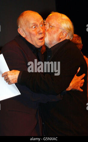 Lord Attenborough (R) umarmt den Schauspieler Richard Wilson während einer Fotozelle vor einem Live-Konzert, um die Veröffentlichung von "When Love Speaks", einem Album mit Shakespeare-Sonetten, im Old Vic Theater in London zu promoten. Stockfoto