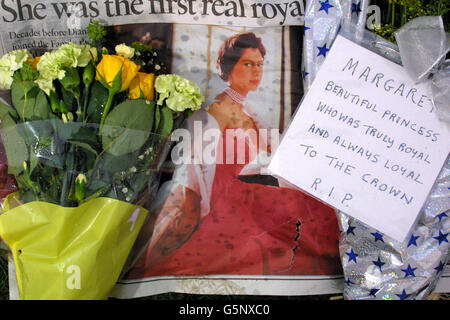 Blumen und Tafelberge, die von Wellwishern vor dem Kensington Palace hinterlassen wurden, in Erinnerung an Prinzessin Margaret, die am Samstag im Alter von 71 Jahren starb. Ihr Sarg, der sich in ihren Wohnungen im Palast befindet, wird voraussichtlich noch in dieser Woche in die Kapelle der Königin verlegt werden *, bevor am Freitag ein privater Trauerdienst im Schloss Windsor stattfindet. Stockfoto