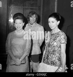 Prinzessin Margaret posiert für die Kameras mit Dame Margot Fonteyn und Rudolf Nureyev (hinten) an der Royal Academy of Dancing in Knightsbridge, London. Stockfoto