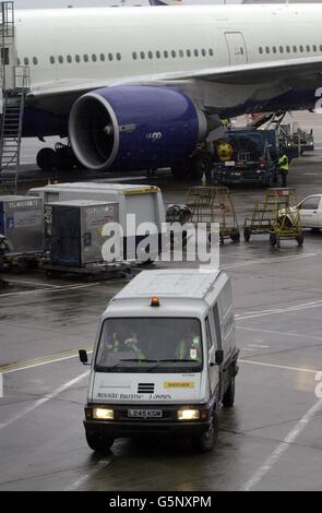 Ein Renault-Van mit British Airways-Lackierung am Londoner Flughafen Heathrow, als die Polizei weiter nach Räubern jagte, die einen Sicherheitswagen, ähnlich dem gezeigten, überfielen und mit Millionen von Dollar entflohen sind, von denen man weiß, dass er mit einem Jet aus Bahrain in den Flughafen geflogen wurde. * ... und zum New Yorker Flughafen JFK. Der Fahrer des Transporters wurde von mindestens zwei Räubern angehalten, die dann das Geld an einen anderen Transporter überwiesen, der in der Nähe des Flughafens ausgebrannt gefunden wurde. Stockfoto