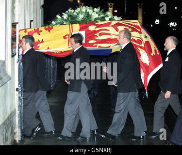 Der Sarg von Prinzessin Margaret wird von Palmträgern in die Queen's Chapel im St. James' Palace in London getragen. Die Prinzessin starb im Alter von 71 Jahren, und ihre Beerdigung wird in Windsor stattfinden. Stockfoto