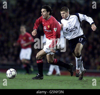 Ruud Van Nistelrooy von Manchester United im Kampf gegen Liverpools Steve Gerrard in der F.A. Barclaycard Premiership Spiel zwischen Manchester United gegen Liverpool, auf Old Trafford Ground, Manchester.. Foto Phil Noble.. Stockfoto