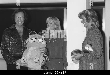 Die Prinzessin von Wales trifft Neil Diamond im National Exhibition Centre in Birmingham, wo er ein Konzert zur Unterstützung des Prince's Trust gab. Ebenfalls auf dem Bild sind Diamond's Frau Marsha und ihr Sohn Micha. Die Sängerin hält ein Garfield-Spielzeug in der Hand, das er später der Prinzessin, die im September ihr zweites Kind erwartet, überreichte. *Low-Res-Scan - High-Res-Version auf Anfrage erhältlich* Stockfoto