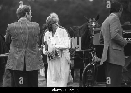 Die Prinzessin von Wales, die ihr erstes Kind innerhalb weniger Wochen erwartet, wird im Windsor Great Park abgebildet, wo Prinz Charles an einem Polospiel für den Claude Pert Cup teilnimmt. *Low-Res-Scan - High-Res-Version auf Anfrage erhältlich* Stockfoto